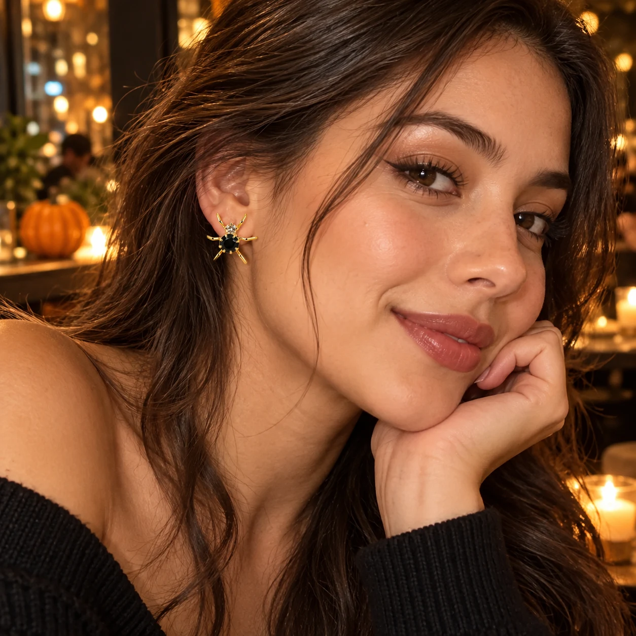 Modelo usando aretes MiLet Araña